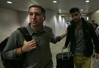 <p>O brasileiro David Miranda é recebido pelo namorado, o jornalista do The Guardian Glenn Greenwald</p>