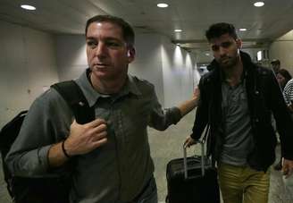 <p>O jornalista americano Glenn Greenwald recebe seu companheiro David Miranda no aeroporto do Rio de Janeiro, em agosto</p>