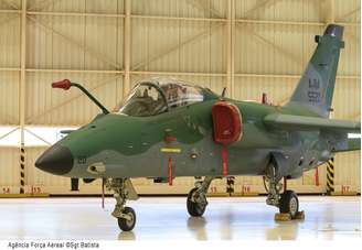 A primeira aeronave do caça subsônico A-1 AMX modernizada foi entregue à Força Aérea Brasileira (FAB) nesta terça-feira em Gavião Peixoto, interior de São Paulo