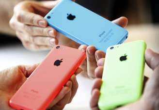 <p>Pessoas checam as versões do novo iPhone 5C após evento da Apple em Cupertino, Califórnia</p>