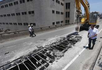 A interdição do elevado da Perimetral afeta, além dos motoristas, aqueles que pegam ônibus que passam pela região