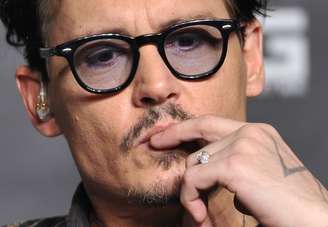 Johnny Depp exibe anel de diamante em evento e confirma noivado