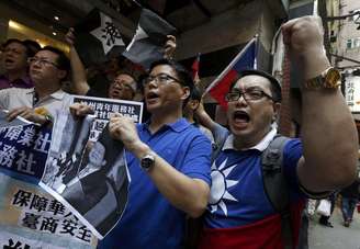 <p>Manifestantes rasgam foto do presidente do Vietnã, Truong Tan Sang, durante protesto em frente ao consulado vietnamita em Hong Kong, em 15 de maio</p>