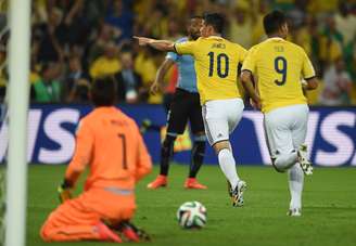 Jogadores da Colômbia saem em comemoração após o segundo gol contra o Uruguai