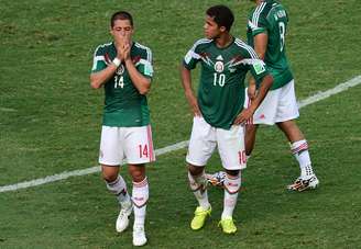 O México perdeu de virada para a Holanda, por 2 a 1, e acabou eliminado da Copa e os jogadores deixaram o campo lamentando o resultado. Na foto, Javier Hernández e Giovani dos Santos 