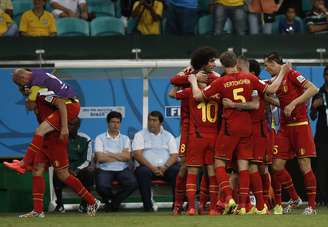 Equipe belga comemora o gol de De Bruyne sobre os Estados Unidos na prorrogação