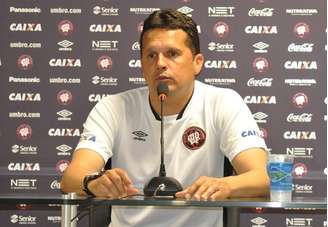 Treinador do Atlético-PR alegou que ainda não teve tempo de trabalhar com o grupo