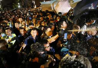 <p>Policiais usam gás de pimenta contra os manifestantes que ocuparam áreas de Hong Kong para exigir de Pequim mais liberdades democráticas</p>