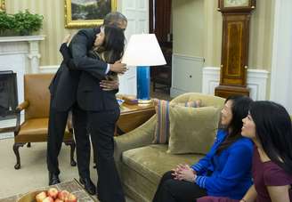 <p>Obama abraça a enfermeira Nina Pham, na Casa Branca, em Washington</p>