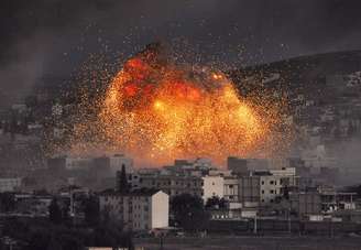 <p>Explosão na cidade síria de Kobani provocada por um ataque do Estado Islâmico em 20 de outubro</p>