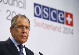 Sergei Lavrov participa de entrevista coletiva durante uma reunião de ministros das Relações Exteriores da Organização para a Segurança e Cooperação na Europa (OSCE), em Basel, em 5 de dezembro 