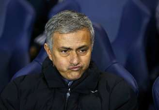 Mourinho "aguarda" pela queda de Van Gaal para assumir o United, segundo imprensa britânica