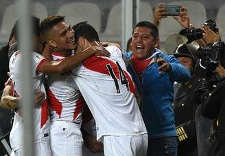 Guerrero, Pizarro e Farfán comemoram o gol que garantiu a primeira vitória do Peru nas Eliminatórias