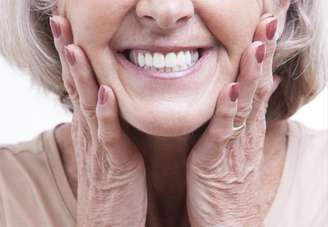 Entortar os dentes da prótese, colocar restaurações em amálgama (prateadas) nos dentes de trás e deixar um espacinho entre os dois dentes da frente (conhecido como “diastema") são algumas opções para quem quer disfarçar o uso das dentaduras