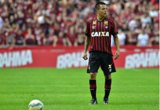 
                        
                        
                    Barrientos jogou apenas uma vez em 2016 com a camisa rubro-negra. (Divulgação/Atlético-PR)