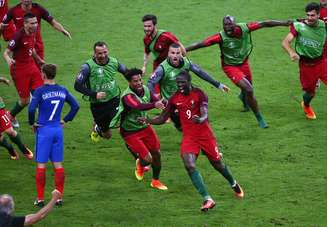 Éder comemora com seus companheiros o gol marcado no segundo tempo da prorrogação e que acabou garantindo a vitória de Portugal sobre a França na final da Eurocopa