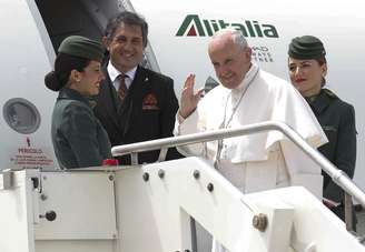 Papa Francisco embarca para Portugal