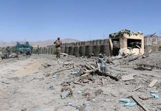 Forças de segurança do Afeganistão inspecionam local de ataque suicida em Gardez, na província de Paktia 18/06/2017 REUTERS/Samiullah Peiwand