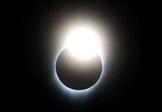 Disco solar começou a ser oculto pela Lua em Oregon, noroeste do país