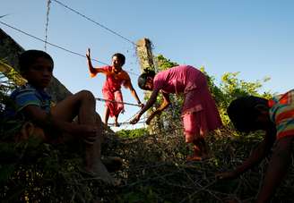 Crianças muçulmanos rohingya cruzam a fronteira entre Bangladesh e Mianmar REUTERS/Mohammad Ponir Hossain