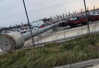 Torre cai sobre estacionamento de porto em Veneza