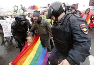Grupo denunciará casais do mesmo sexo que se beijarem, abraçarem ou andarem de mãos dadas à polícia russa