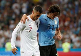 Cavani, machucado, deixa o campo ajudado por Cristiano Ronaldo