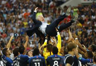 Jogadores franceses festejam com técnico Didier Deschamps
15/07/2018
REUTERS/Kai Pfaffenbach