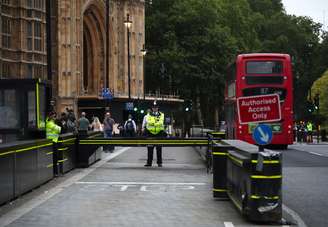 Policiais cercam o local onde ocorreu o atropelamento ao lado do Parlamento britânico