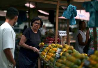 Mulher escolhe frutas em feira de rua noRio de Janeiro
17/05/2017
REUTERS/Pilar Olivares