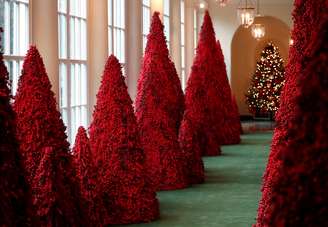 A primeira-dama Melania Trump apostou neste Natal em dezenas de árvores na cor vermelho-sangue