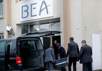 Homens descarregam bagagem de carro diplomático da Etiópia em frente à agência de investigação de acidentes aéreos da França
14/03/2019
REUTERS/Philippe Wojazer