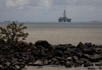 Sonda de perfuração de petróleo nas águas da costa sul de Pengerang.  REUTERS/Edgar Su