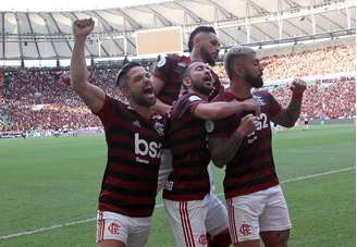 Flamengo sofre, mas consegue vencer a equipe mista do Athletico-PR de virada por 3 a 2 no Maracanã