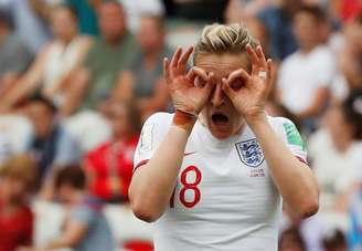 Ellen White comemora gol na partida contra a Escócia