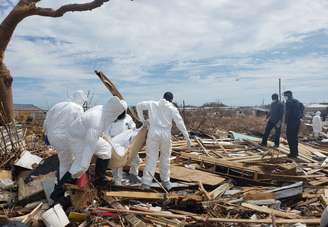 Membros das forças de defesa das Bahamas removem corpos de área destruída em Abaco
08/09/2019
REUTERS/Zach Fagenson