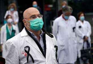 Profissionais de saúde do hospital La Paz, em Madri, fazem dois minutos de silêncio em meio à pandemia de Covid-19
14/05/2020 REUTERS/Juan Medina