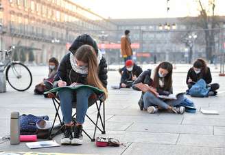 Aula em praça de Turim para driblar fechamento de escolas de ensino médio