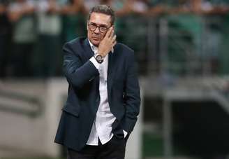 Soccer Football - Copa Libertadores - Group B - Palmeiras v Guarani - Allianz Parque, Sao Paulo, Brazil - March 10, 2020   Palmeiras coach Vanderlei Luxemburgo during the match    REUTERS/Amanda Perobelli