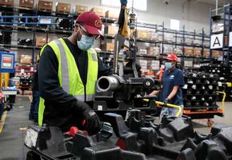 Técnico trabalha em fábrica de autopeças em Toledo, Ohio, EUA
18/05/2020
REUTERS/Rebecca Cook
