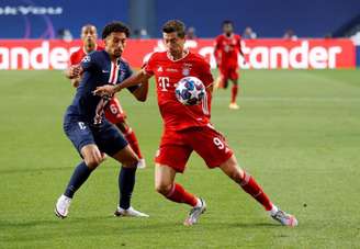 Marquinhos disputando bola com Lewandowski na final da última Champions (Foto: MATTHEW CHILDS / POOL / AFP)