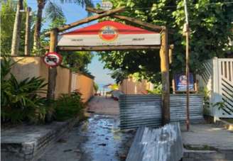 Turistas removeram barreira colocada pela prefeitura para impedir acesso a praia de São Sebastião