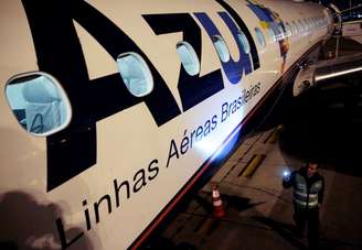 Funcionário da Azul checa aeronave da companhia no aeroporto de Guarulhos. 11/7/2018. REUTERS/Leonardo Benassatto