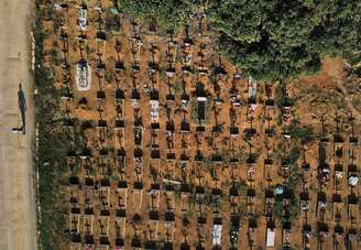 Vista aérea do Cemitério Parque Tarumã, em Manaus
07/07/2021 REUTERS/Bruno Kelly