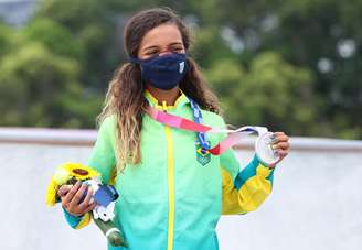 Rayssa Leal exibe a medalha de prata no pódio dos Jogos Olímpicos de Tóquio