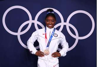 Simone Biles posa com a medalha de bronze conquistada nesta terça-feira nos Jogos Olímpicos de Tóquio Mike Blake/Reuters