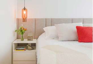 1. Cabeceira de cama almofadada cinza claro para quarto branco decorado com luminária de vidro – Foto: Duda Senna