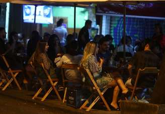 Pessoas reunidas em bar no Rio de Janeiro em meio à pandemia de Covid-19
13/05/2021 REUTERS/Pilar Olivares