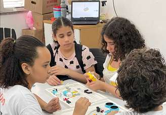 Aulas de robótica do Projeto Reação na Favela da Rocinha têm cerca de 100 alunos