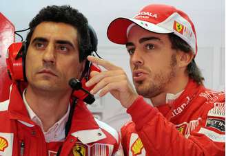 Andrea Stella ao lado de Fernando Alonso durante os tempos de Ferrari